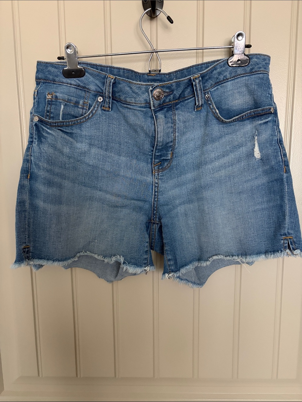 Seven weekend short - Mid-Blue Denim Cutoff Shorts